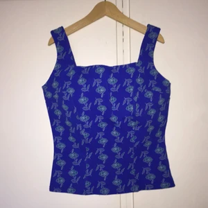  - Fin blus i lite tjockare tyg. Ger en lite klassisk look. Mycket fin klar blåfärg och bra passform. Strl S