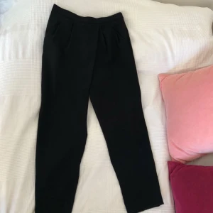  - Svarta kostymbyxor från Zara, använd ett fåtal gånger. Frakten är inkluderad i priset.