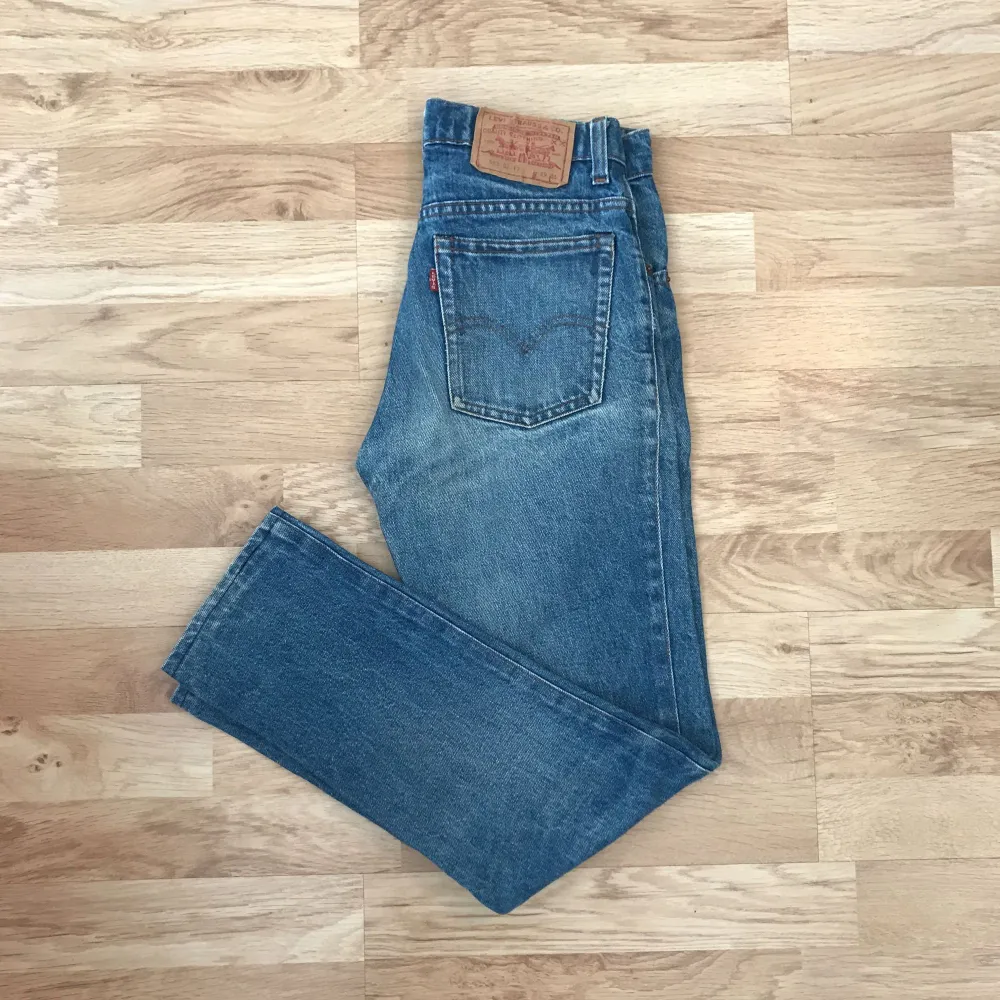 Klassiska raka jeans från Levi’s med hög midja. Nyskick. Passar en XS-S. Trots att det står W29 uppskattar jag passformen till W25 eller W26.  Jag kan möta upp i Uppsala eller posta. Köparen står för frakten. . Jeans & Byxor.