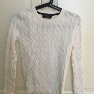  - Vit kabelstickad tröja från Morris i stl S. Använd vid två tillfällen så nyskick. 