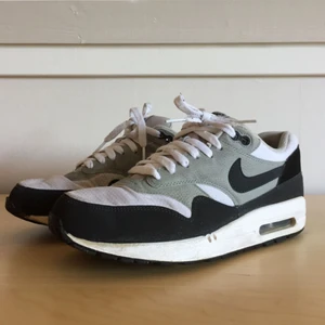  - Nike Air Max 1 - Bra skick, 8/10, endast lite smuts på sidorna av sulan och lite nött på undersidan av skon, annars perfekt skick.