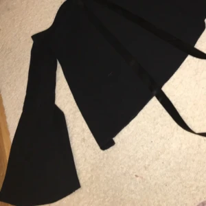  - Fest topp från na-kd, knappt använd, man knyter den runt halsen. Frakt tillkommer om den behövs att skickas🌸