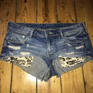  - Shorts med leomönster. 