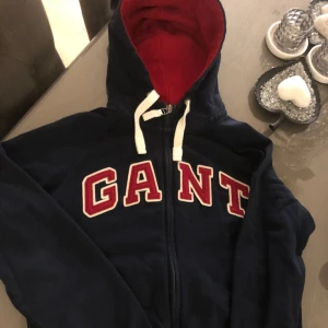  - Äkta Gant herr tröja storlek M, färg mörk marinblå, nyskick. 250kr