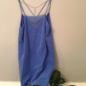  - Jättefin klänning tillverkad i syntetisk blandning passar storlek 38. Sparsamt använd och fin kvalitet, sitter supersnyggt på. Kommer från Zara. Riktigt kap.