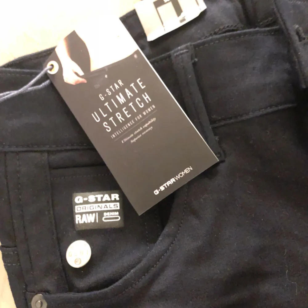 Säljer mina helt nya Gstar ultimate stretch i mörk marinblå, storlek 27. Nypris ca 1500kr. Mitt pris 500kr 😊. Jeans & Byxor.