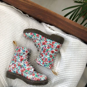  - Blommiga Dr Martens köpta för 1200! Väldigt bra skick! Strl 38 fina i vårsolen🌸💐🌹🌺🥀🌻🌼🌸300 kr eller högstbjudande!  
