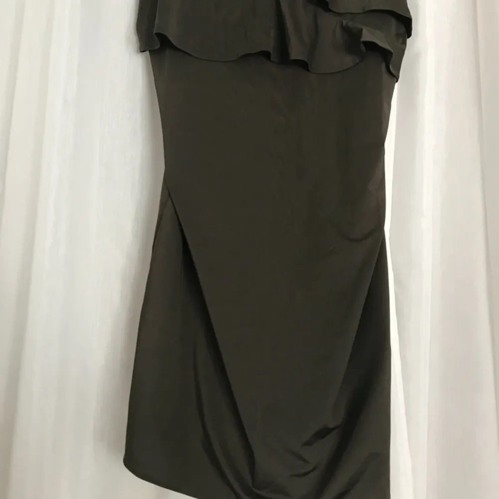 Nypris: ca 200kr Mörkgrön/brun klänning  Säljer pga att den aldrig används  Antal gånger använd: 1 gång. Klänningar.