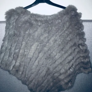  - Äkta päls poncho, Aldrig använd (Ny pris 899)
