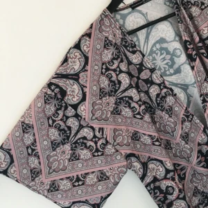  - Mönstrad kaftan i mellanlång modell. 100 % polyester. Jättefin men kommer tyvärr inte till användning. Köparen står för frakten 🌸