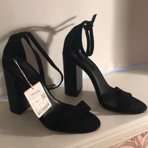  - Nya skor från Zara - aldrig använda, prislappen kvar.  Nypris 399kr 