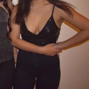  - Jättefin topp som är använd endast 1 gång. Mycket bra skick. Köpt på HM. Frakten är inkl. I priset 