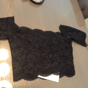  - Helt ny spets top från Chiquelle. Marinblå. Stl S 