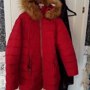  - Säljer denna fina vinter jacka i nyskick knappt använd hel och ren.  Päls luvan är avtagbar.  Köparen står för frakten om den ska skickas 