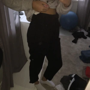  - Kostymbyxor, står att de är 34 men är ganska stora