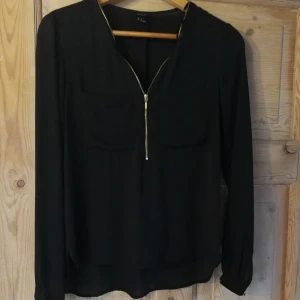  - Fin svart blus från h&m, endast provad. 