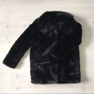  - Svart fuskpälsjacka från Zara. Superfint skick! Kan knäppas med diskret knäppning. Köparen står för frakten eller möts upp i Stockholm ✨