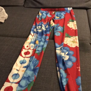  - Adidas leggins/träningsbyxor köpta i USA. Använda ett fåtal gånger! Passar XS/S. Kan mötas upp i Norrköping/Kalmar, annars står köparen för frakt 🤗