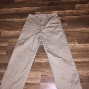  - Hej alla fina 💕  Superschyssta carhartt byxor som endast är använda 3-4 gånger! Säljer pga att midjan tyvärr har blivit för stor. De är i Wide leg modellen. Ett bra go-to plagg att ha i garderoben!