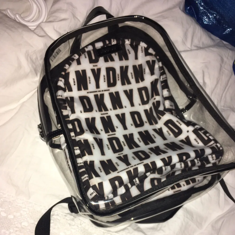 DKNY backpack, självklart äkta! Aldrig använd, den sitter bra och har bott i en dustbag så inga repor eller liknande finns. Nypris: 1240:-. Väskor.