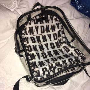 DKNY backpack, självklart äkta! Aldrig använd, den sitter bra och har bott i en dustbag så inga repor eller liknande finns. Nypris: 1240:-