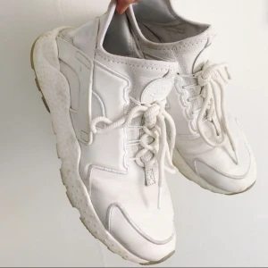  - Vita Nike Huarache, storlek 40,5 men de är små i storleken så passar även 39, nypris 1050 kr
