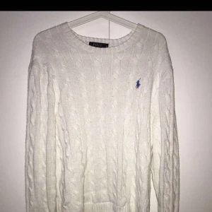  - Vit Ralph Lauren kabelstickad pullover