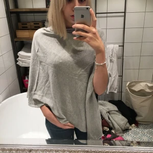  - En grå mysig poncho från Cubus, för mer bilder skriv kan mötas upp på Södermalm eller frakta (köparen står för frakten)💘