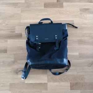  - Supersnygg ryggsäck från Sandqvist, modellen heter Hege (gooooooogla 😚). Så snygg! Svart. Använd men i fint skick!!😍😄❤️❤️✨✨ passa på att fynda nypris 2300kr. Eventuell frakt betalas av köparen😘😘😚😚❤️✨