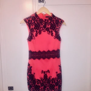  - Snygg koral färgad kort klänning med spets från All eyes on. XS/S. Kort! För dem lägre än 165.  