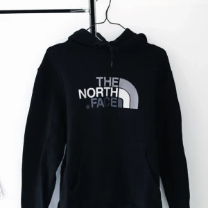  - Hoodie från the north face. Superfint skick! Använd max 2ggr. Nypris ligger dessa på runt 700-800kr. Köpare betalar frakt :)