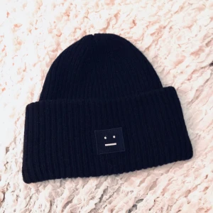  - Säljer den populära acne mössan i svart! Äkta & i bra skick! Kan bjuda på frakten vid snabb affär 😊 annars kostar frakt 50kr