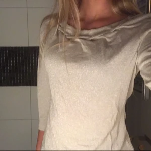  - Fin glittrig blus från H&M