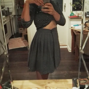  - Inklusive frakt. Jättefin plisserad kjol! Knäpps med två knappar fram och sitter verkligen jättefint på. Köpt secondhand men mkt bra skick, känns som ny! 