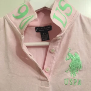  - Ljusrosa RL POLO tröja.  Säljer billigt pga garderobrensning. 