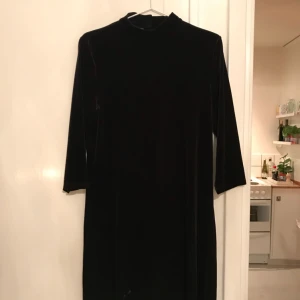  - Klänning med halvpolo i sammet från Monki. Möts upp i Sthlm eller skickar mot fraktkostnad
