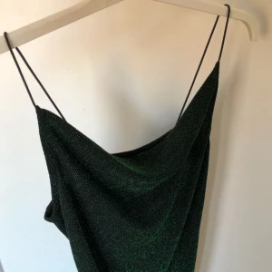  - Snygg klänning i grönt glitter. Super snygg! Men kommer aldrig till användning. 