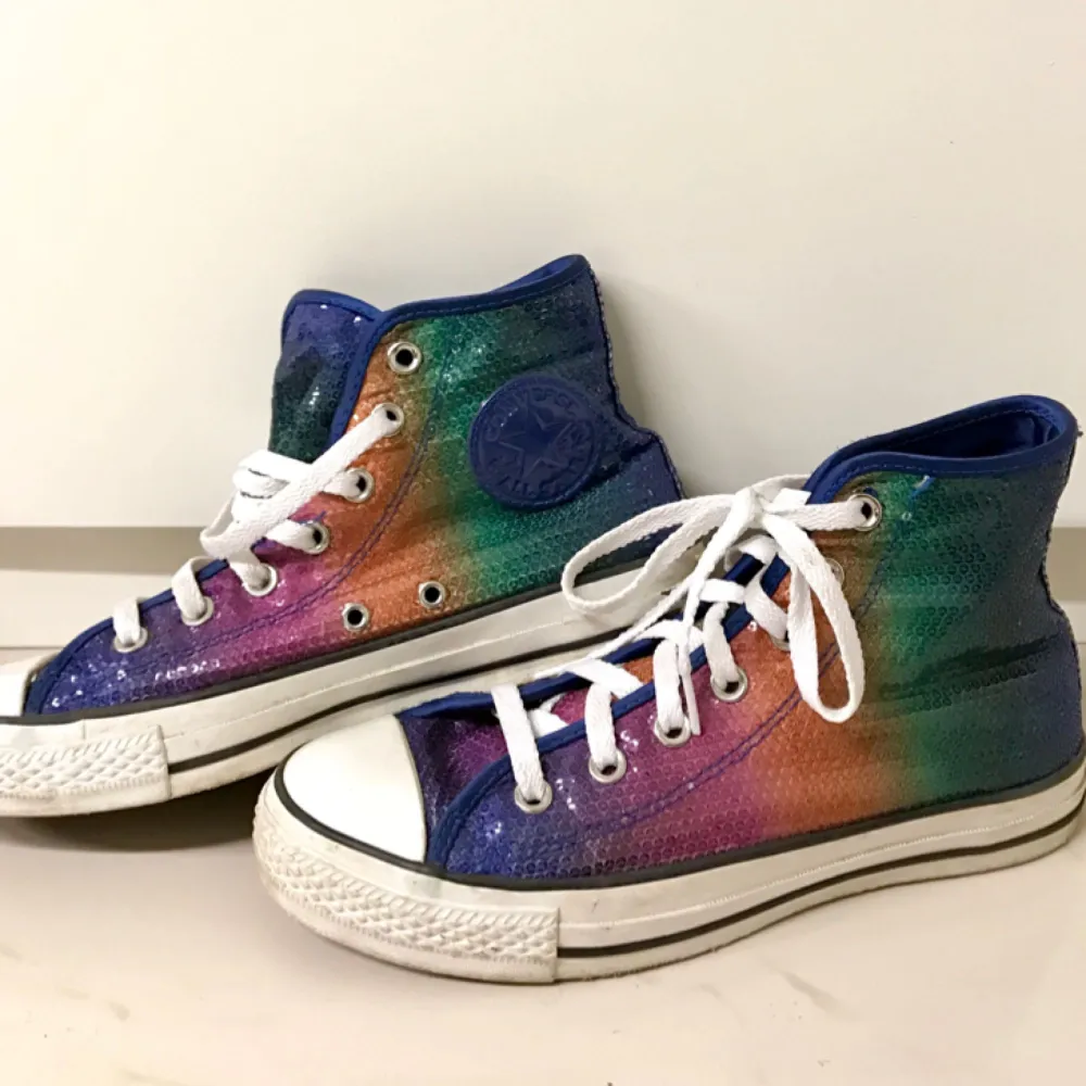 Storlek: 39-40 (US Men 6/US Women 8) Färg: Rainbow sequin Modell: Chuck Taylor all star Skick: Sparsamt använda, gott skick men gummisulan behöver putsas lite. Skor.