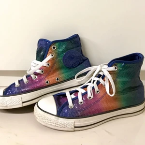  - Storlek: 39-40 (US Men 6/US Women 8) Färg: Rainbow sequin Modell: Chuck Taylor all star Skick: Sparsamt använda, gott skick men gummisulan behöver putsas lite