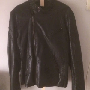  - Bikerjacka i skinnimitation från Zara.  Kaxiga detaljer på armbåge, krage och rygg.  Inte särskilt varm så passar bra som vårjacka.  Sparsamt använd, storlek L.   Allt väl