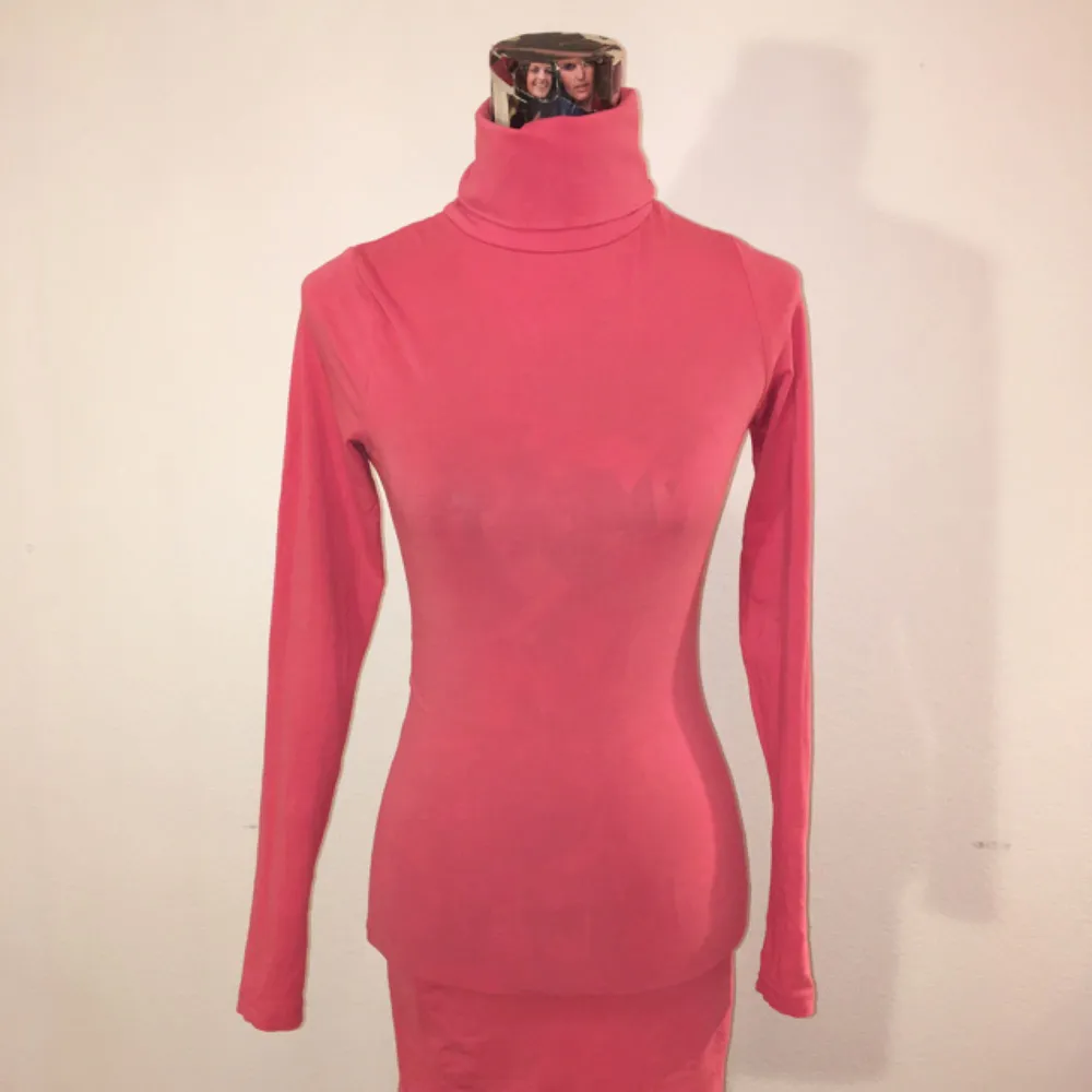 En rosa klänning från Ginatricot. Använd ca 3 gånger . Klänningar.