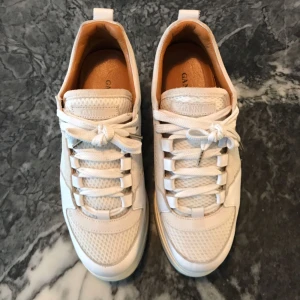  - Coola eftertraktade "platform sneakers" från Ganni. Sparsamt använda. Originalpris 3000kr.