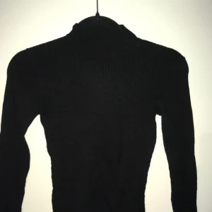  - Svart ribbad polo. Skönt material och strechigt. Fler bilder kan skickas vid förfrågan. Frakt tilkommer
