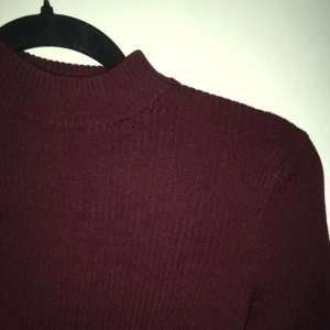  - Mörkröd ribbad polo. Fler bilder kan skickas vid förfrågan. Frakt tillkommer