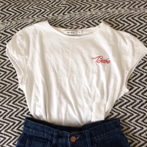  - Vit Linne/T-shirt från NA-KD, strl xs men passar även s. Använd men fint skick. 