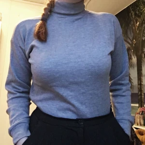  - Säljer denna mysiga gråa polotröjan! Skönt tyg och knappt använd. Kan fraktas. Betalning sker vis Swish. ✨