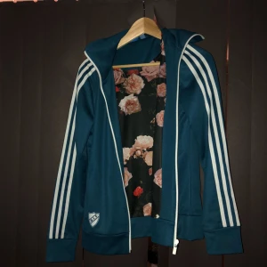  - Snygg-adidas tjocktröja, aldrig använd. Figursydd passform, passar både 36/38 i storlek! :-) köparen står för frakt, men kan även mötas upp i Uppsala. 