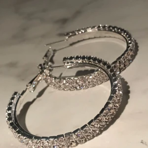  - Glammiga hoops 😍😍 oanvända!