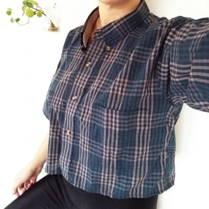  - Skitsnygg upplaggd stjorta köpt på beyond retro! Perfekt längd för hög midja. Jag är s och den sitter snyggt lite oversized på mig, passar också en m skulle jag säga.