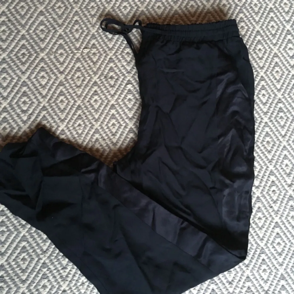 Snygga byxor (likande kostymbyxor) från H&m. Oanvända i storlek 40. Köpta för 399kr. . Jeans & Byxor.